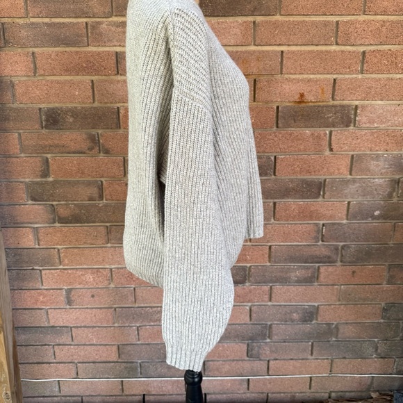 H&M Gray Cable Knit Crew Neck Sweater Size Medium - Picture 2 of 5